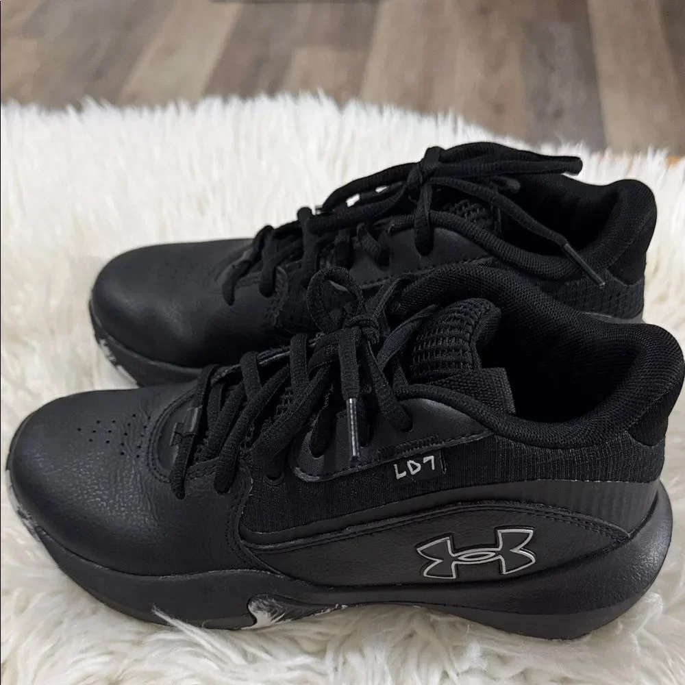 Under Armour stylish black